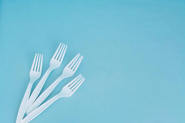 Biodegradable plastic spoon and fork made of starch on a blue background — Stock Photo, Image