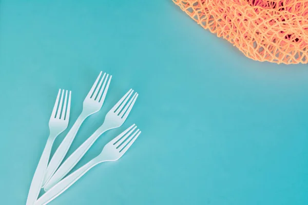 Biodegradable plastic spoon and fork made of starch on a blue background — Stock Photo, Image