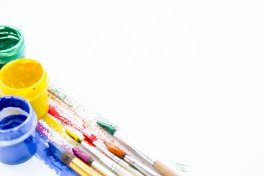 Renkli çizgili ve fırçalı renkli boya kebabı konserveleri