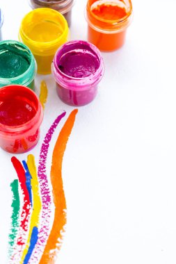 Renkli çizgili ve fırçalı renkli boya kebabı konserveleri