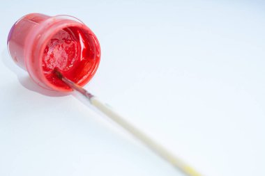 Kırmızı boya ve fırçalı plastik kavanoz