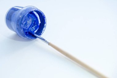Mavi boya ve fırçalı plastik kavanoz