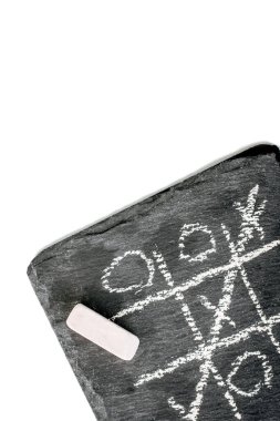 Siyah bir taşın üzerinde TIC TAC parmak oyunu. Yukarıdan görünüm