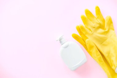 Evi temizlemek için bir çift lastik eldiven ve sabun kabı.