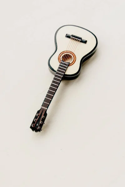 Tahta arka planda mini gitar