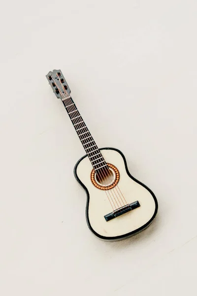 Mini Gitara Drewnianym Tle — Zdjęcie stockowe