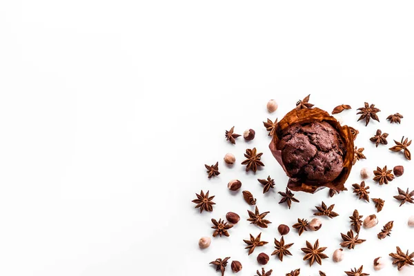 Magdalena Chocolate Sobre Fondo Nueces Marrones Anís Estrellado Condimento Dulce — Foto de Stock