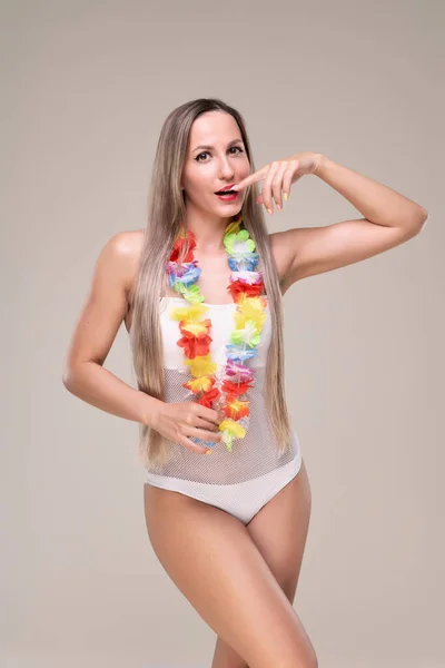 Krásná štíhlá a fit dívka s dlouhými blond vlasy v bílých šatech. Žhnoucí kůže — Stock fotografie