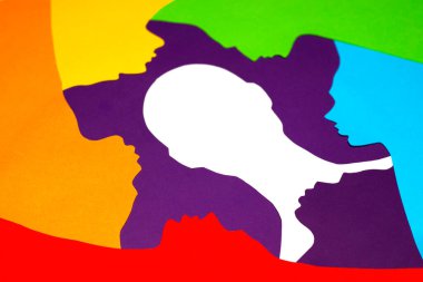 Mor arkaplandaki kağıttan kesilmiş gökkuşağı renkli profillerle çevrili cinsiyet ayrımı olmayan siluet. El yapımı kağıt resim senin el işi tasarımın için yapıldı..