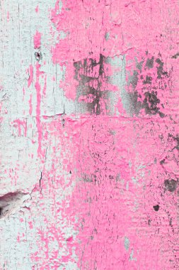 Eski ahşap çit tesadüfen beyaz, pembe ve siyah boyayla boyanır. Dikey desen fotoğrafı atmosferik tasarımın için yakın plan çekildi..