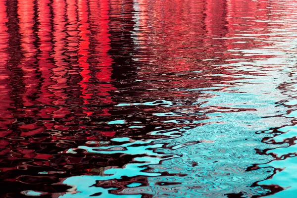 Suyun Üzerindeki Küçük Dalgaların Dokusu Parlak Kırmızı Mavi Tonlarda Soyut Stok Fotoğraf