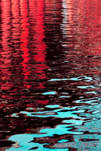 Textura Pequenas Ondulações Água Cores Vermelhas Azuis Brilhantes Foto Vertical — Fotografia de Stock