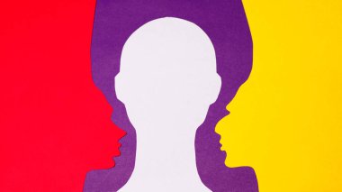 Kağıt profilleri ve kağıdın tamamı sarı, kırmızı, mor ve beyaz kağıtlardan kesilmiş. El yapımı kağıdın fotoğrafı senin el işi tasarımın için düzgünce çekildi..