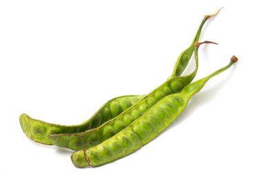 Beyaz arka planda parkia speciosa (petai, acı fasulye, bükülmüş fasulye, kokuşmuş fasulye).