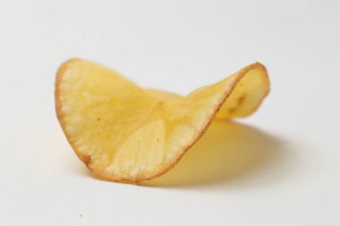 Keripik singkong ya da Cassava cipsi dilimlenmiş kasavadan yapılan ve sonra kızartılmış atıştırmalıklardır. Keripik singkong Endonezya 'da beyaz arka planda izole edilmiş geleneksel bir aperatiftir.