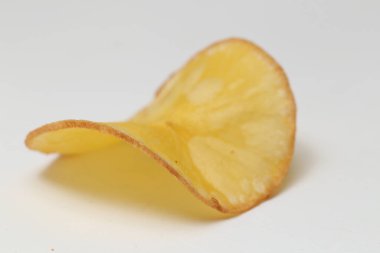 Keripik singkong ya da Cassava cipsi dilimlenmiş kasavadan yapılan ve sonra kızartılmış atıştırmalıklardır. Keripik singkong Endonezya 'da beyaz arka planda izole edilmiş geleneksel bir aperatiftir.