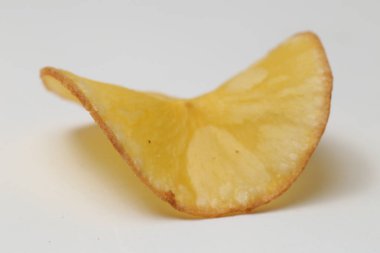 Keripik singkong ya da Cassava cipsi dilimlenmiş kasavadan yapılan ve sonra kızartılmış atıştırmalıklardır. Keripik singkong Endonezya 'da beyaz arka planda izole edilmiş geleneksel bir aperatiftir.