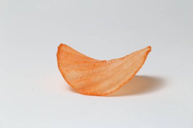 Keripik singkong ya da Cassava cipsi dilimlenmiş kasavadan yapılan ve sonra kızartılmış atıştırmalıklardır. Keripik singkong Endonezya 'da beyaz arka planda izole edilmiş geleneksel bir aperatiftir.