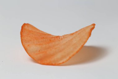 Keripik singkong ya da Cassava cipsi dilimlenmiş kasavadan yapılan ve sonra kızartılmış atıştırmalıklardır. Keripik singkong Endonezya 'da beyaz arka planda izole edilmiş geleneksel bir aperatiftir.