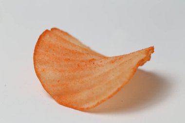 Keripik singkong ya da Cassava cipsi dilimlenmiş kasavadan yapılan ve sonra kızartılmış atıştırmalıklardır. Keripik singkong Endonezya 'da beyaz arka planda izole edilmiş geleneksel bir aperatiftir.