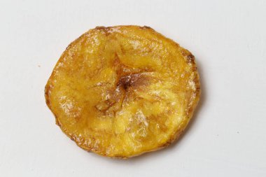 Beyaz arkaplanda izole edilmiş tatlı muz cipsi