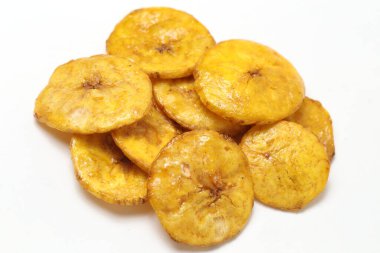 Beyaz arkaplanda izole edilmiş tatlı muz cipsi