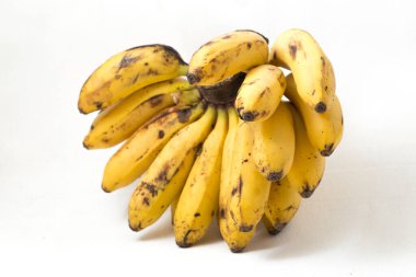 Olgun muz beyazda izole.