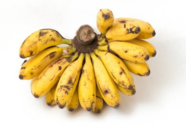 Olgun muz beyazda izole.