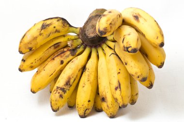 Olgun muz beyazda izole.