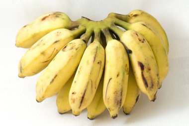 Olgun muz beyazda izole.