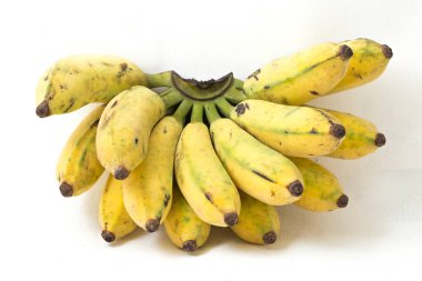 Olgun muz beyazda izole.