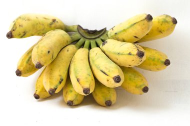 Olgun muz beyazda izole.