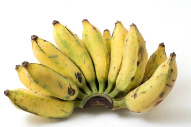 Olgun muz beyazda izole.