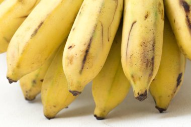 Olgun muz beyazda izole.