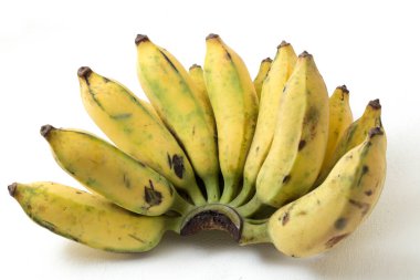 Olgun muz beyazda izole.