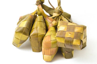 Ketupat (Rice Dumpling), beyaz arka planda izole edilmiş pirinç pişirmek için taze hindistan cevizi yapraklarından yapılan doğal pirinç kabı.