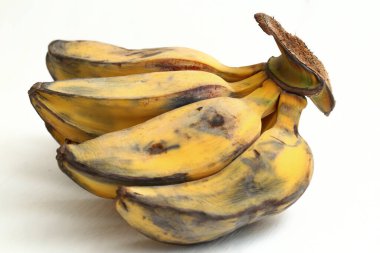 Beyaz zemin üzerinde kardava muz (saba muz olarak da bilinir) izole