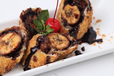 Tatlı çikolatalı muzlu rulo ve beyaz kirazlı.