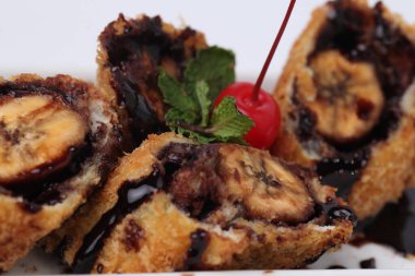 Tatlı çikolatalı muzlu rulo ve beyaz kirazlı.