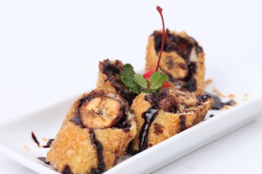 Tatlı çikolatalı muzlu rulo ve beyaz kirazlı.