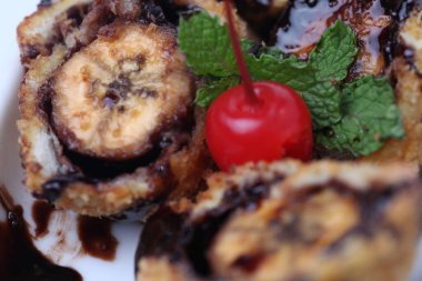 Tatlı çikolatalı muzlu rulo ve beyaz kirazlı.