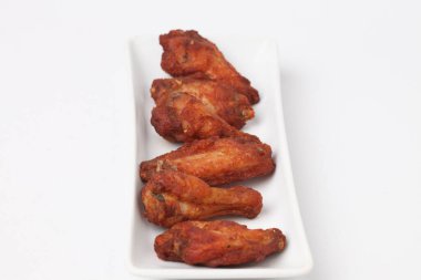 Kızarmış Tavuk Kanatlarını Kapat beyaz arkaplanda izole