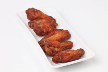 Kızarmış Tavuk Kanatlarını Kapat beyaz arkaplanda izole