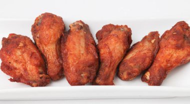 Kızarmış Tavuk Kanatlarını Kapat beyaz arkaplanda izole