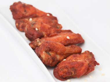 Kızarmış Tavuk Kanatlarını Kapat beyaz arkaplanda izole