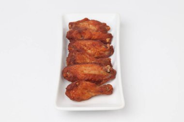 Kızarmış Tavuk Kanatlarını Kapat beyaz arkaplanda izole