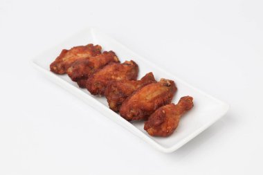 Kızarmış Tavuk Kanatlarını Kapat beyaz arkaplanda izole