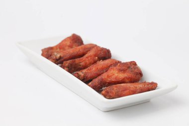 Kızarmış Tavuk Kanatlarını Kapat beyaz arkaplanda izole