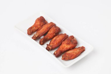 Kızarmış Tavuk Kanatlarını Kapat beyaz arkaplanda izole