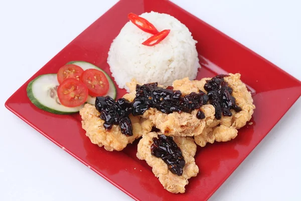 Ayam Goreng Dan Nasi Atas Piring Merah Dengan Rasa Pedas — Stok Foto